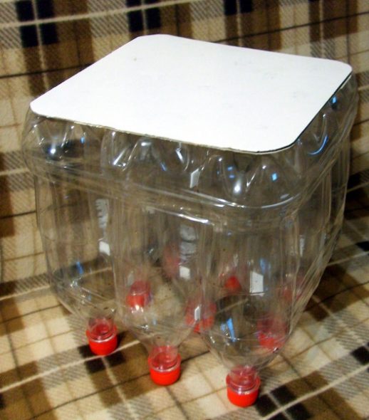 Stolička z plastových lahví