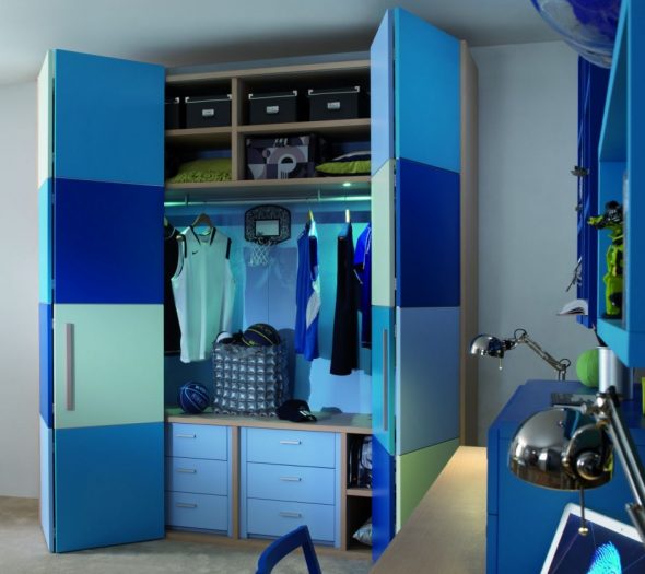 Bekväm och funktionell garderob på rummet för pojken