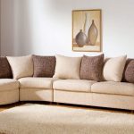 Corner-sohva tyynyillä kahdessa värissä