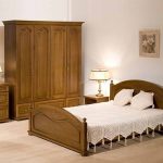 Gezellige slaapkamer met eikenhouten meubels
