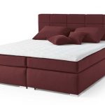 Pilihan tempat tidur yang indah dengan burgundy lembut
