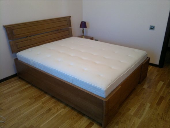 Korkea puinen sänky