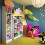 Světlé police na knihy a hračky v dětském pokoji