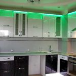 Kirkkaat valot, jotka lisäävät keittiön omaperäisyyttä