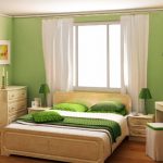 Bilik tidur hijau dengan tempat tidur oleh tingkap