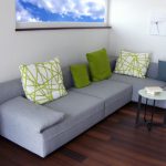 Cuscini del divano verde come accenti luminosi