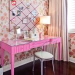 meja merah jambu