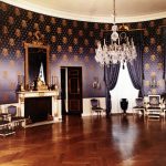 Reka bentuk ruang tamu Baroque di dalam ungu, putih dan emas yang mendalam