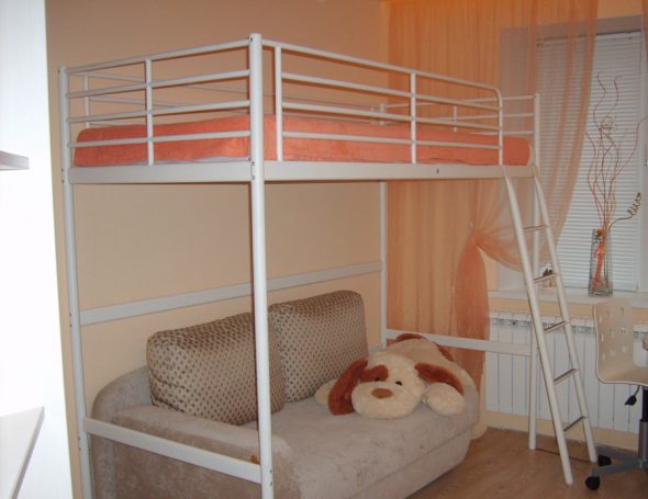Bílá kovová loftová postel v interiéru místnosti