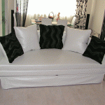 Fehér és fekete kerek bőr kanapé