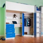 Katil lipat putih dan biru dengan almari pakaian dan ruang kerja