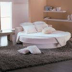מיטת ספה לבנה וחדר שינה מסוגנן