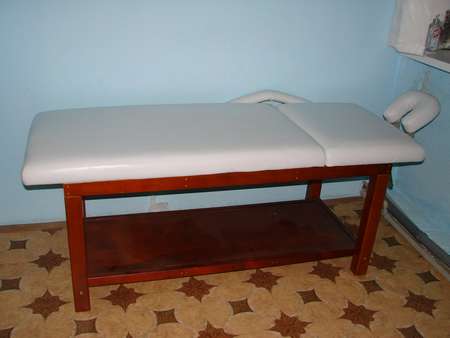 Meja kayu berbingkai putih