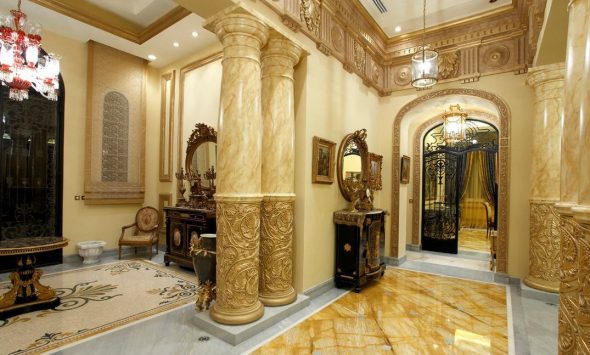 Riche intérieur baroque ressemblant à un palais avec des colonnes luxueuses