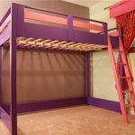 Grande letto lilla con spazio libero al piano di sotto