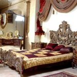 Maroon kuninkaallinen makuuhuone