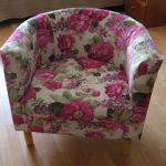 כיסא מרופד בפרחים