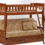 Dřevěná postel pro malé apartmány