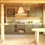 Houten keuken in een houten huis