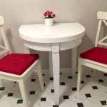 Tavolo in legno semicircolare e sedie morbide