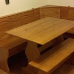 Dřevěný kuchyňský kout se stolem a lavičkou