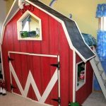 Barnens loftbädd i form av ett hus med ett lekutrymme längst ner