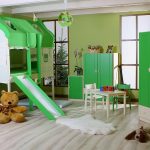 Barnens gröna rum med en stuga