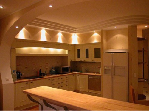 Twee niveaus plafond in de keuken