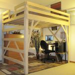 Katil double diperbuat daripada kayu
