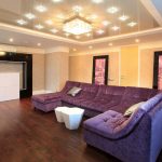 Violett soffa i vardagsrummet i stil med minimalism