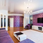 Kertas dinding ungu dan sofa di ruang tamu