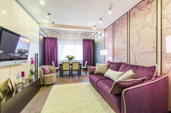 Mural berwarna ungu dan sofa di pedalaman