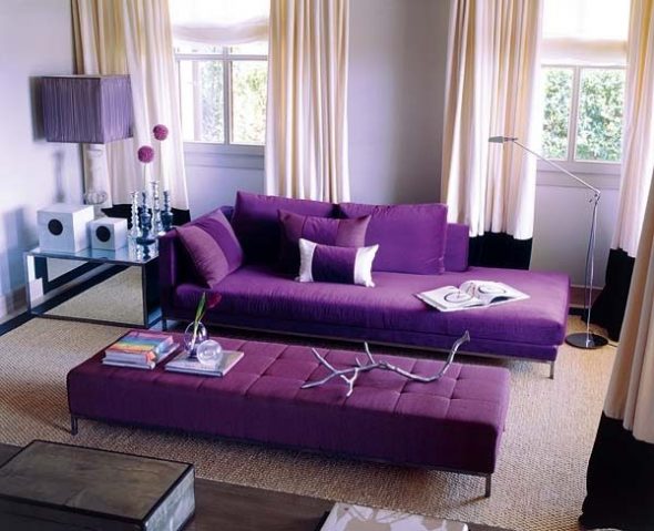 Violetti sohva pehmeällä violetilla sohvalla