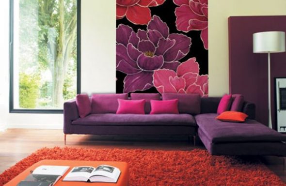 Vardagsrum med lila soffa och burgunderkuddar