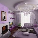 Klassiskt vardagsrumsdesign med öppen spis och lila soffa