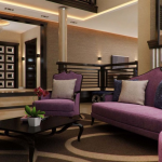 Klasický obývací pokoj s čalouněným nábytkem.