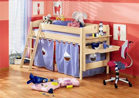 Pokoj pro dívku s podkrovní postelí