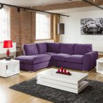 Bilik gaya-loteng dengan sofa terang
