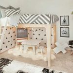 Krásné bílé loft postel v dětském pokoji