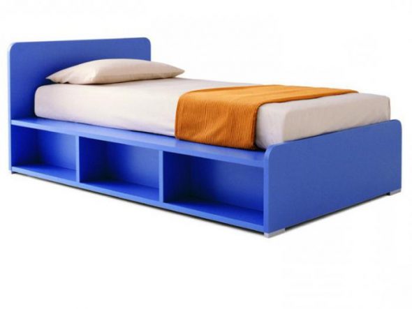 Kaunis sininen sänky, jossa on lastulevyä