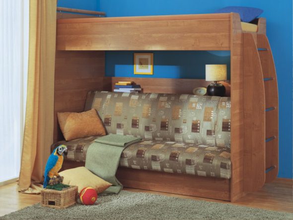 Pohodlná dřevěná loftová postel s pohovkou