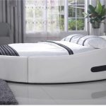 Mooi bed met een ongewone vorm in de slaapkamer