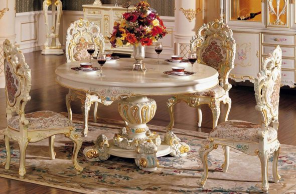 Kauniita huonekaluja ruokailuhuoneessa barokin tyyliin