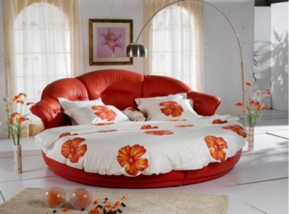 Gyönyörű ágynemű a kerek ágyon