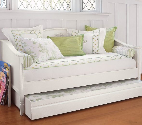 Sofa putih yang indah dengan katil tambahan