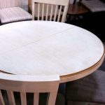 Mooie houten rondetafel met houten stoelen