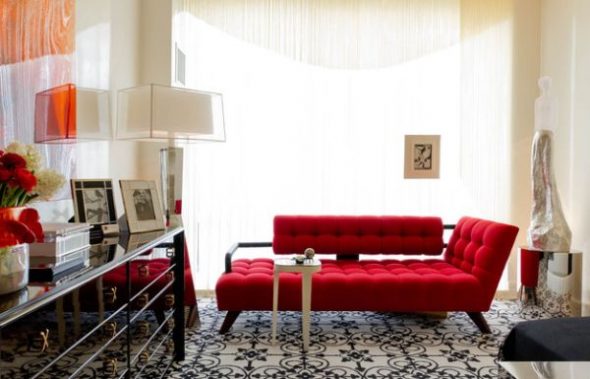 Röd soffa i vardagsrummet