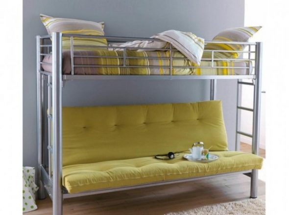 Loftová postel z Ikea s pohovkou v přízemí