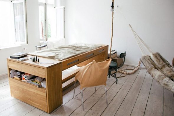 Säng och skrivbord - två i ett