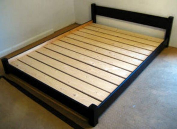 Katil dari papan serpih dengan lamel